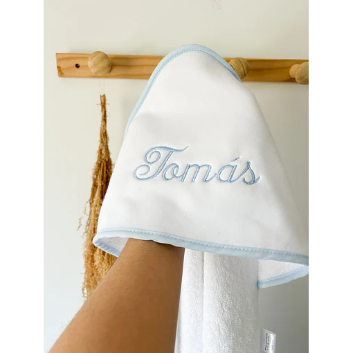 TOALHA DE BANHO BORDADA  - letra trabalhada 