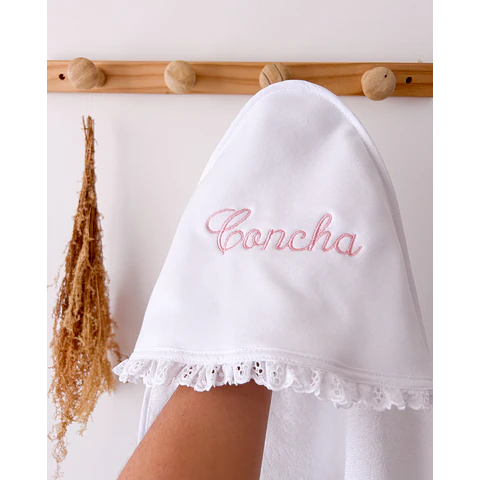 TOALHA DE BANHO COM BORDADO - LETRA TRABALHADA