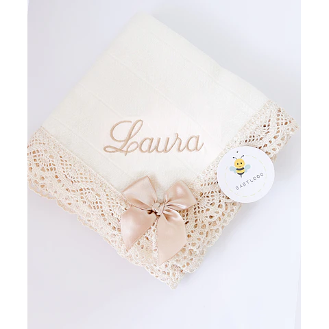 FRALDA DE PANO COM LAÇO E RENDA PERSONALIZAD