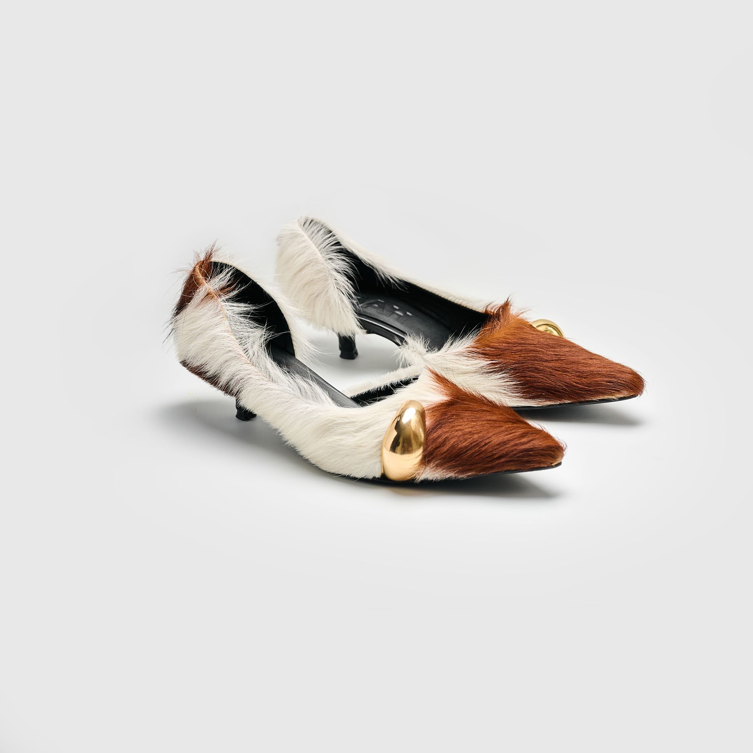 Zapatos De Tacón Cerrado En Cuero Natural Con Joya 2