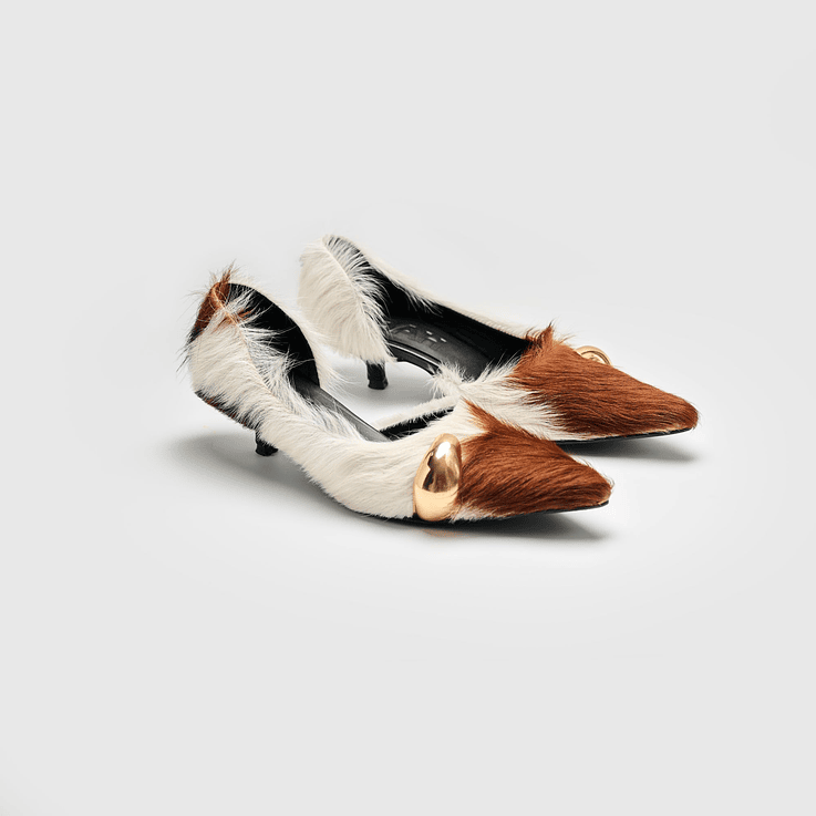 Zapatos De Tacón Cerrado En Cuero Natural Con Joya 2