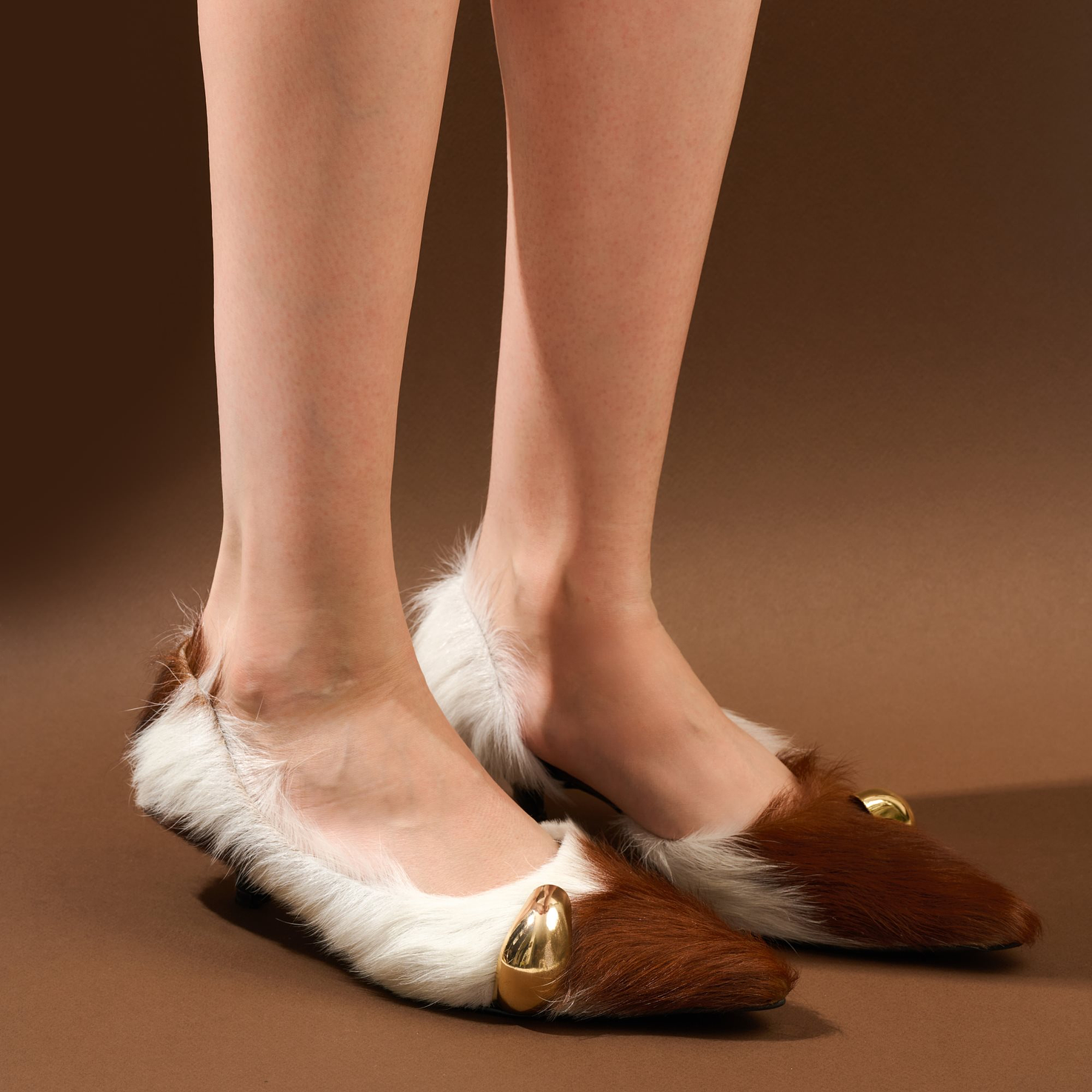 Zapatos De Tacón Cerrado En Cuero Natural Con Joya 5