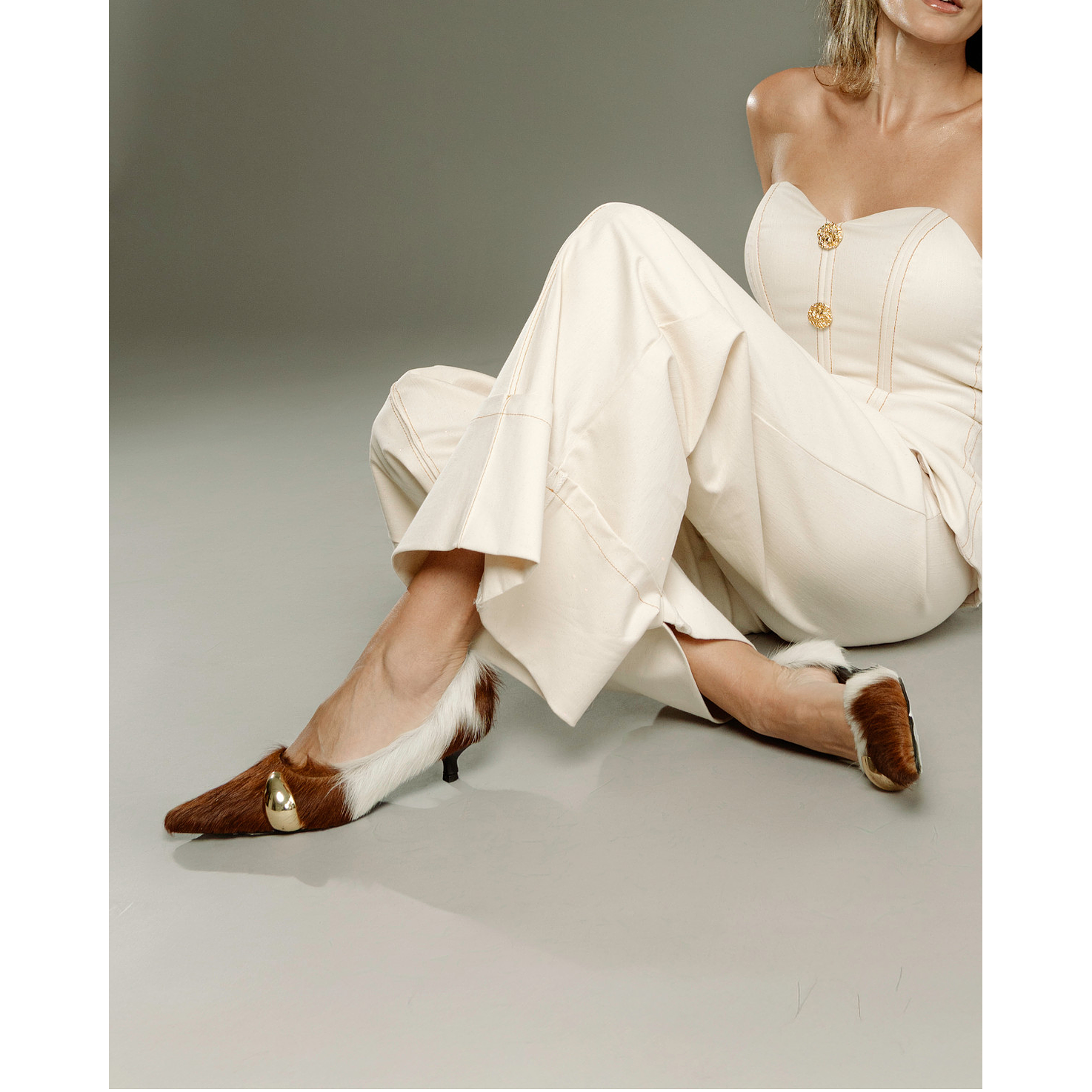 Zapatos De Tacón Cerrado En Cuero Natural Con Joya 3