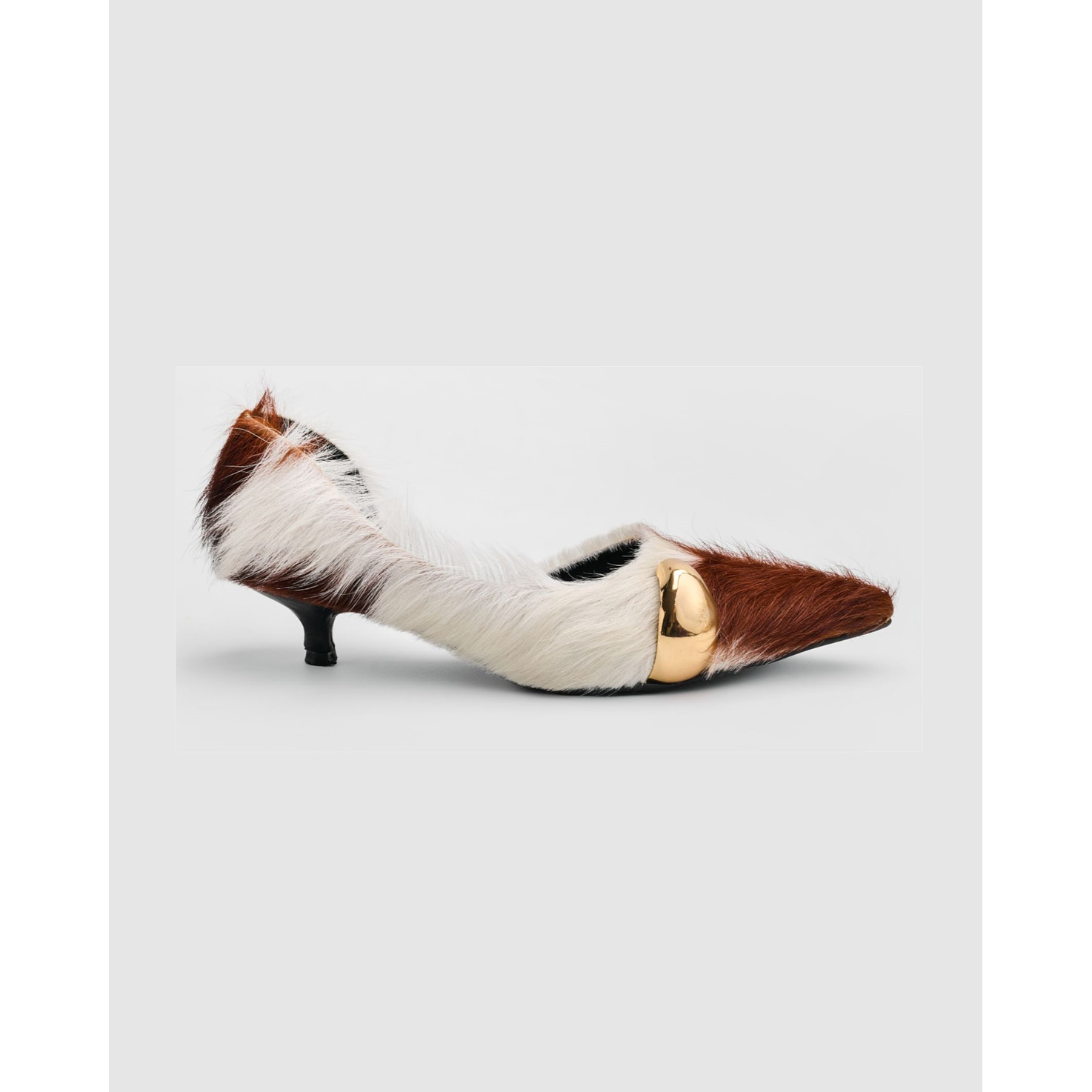 Zapatos De Tacón Cerrado En Cuero Natural Con Joya 1