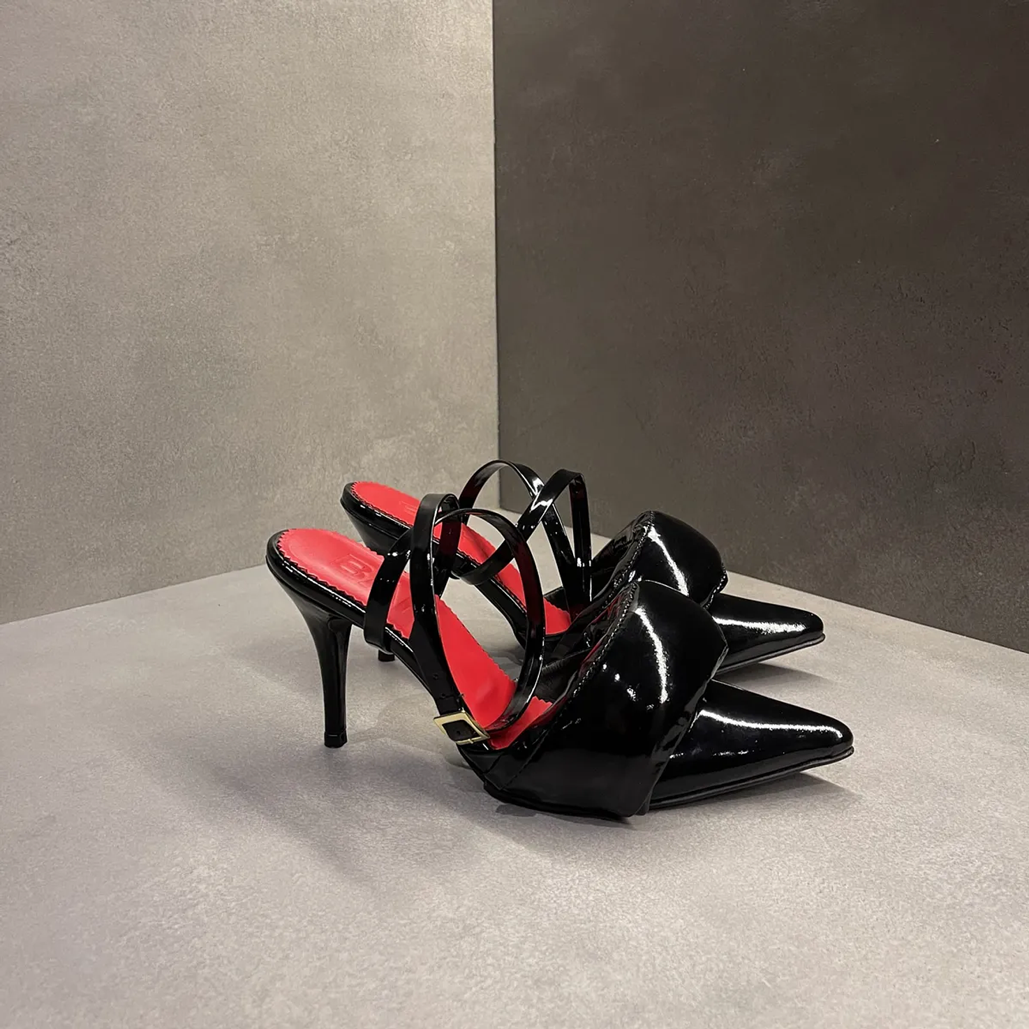 Zapatos De Tacón Strap Destalonado Negro Charol 3