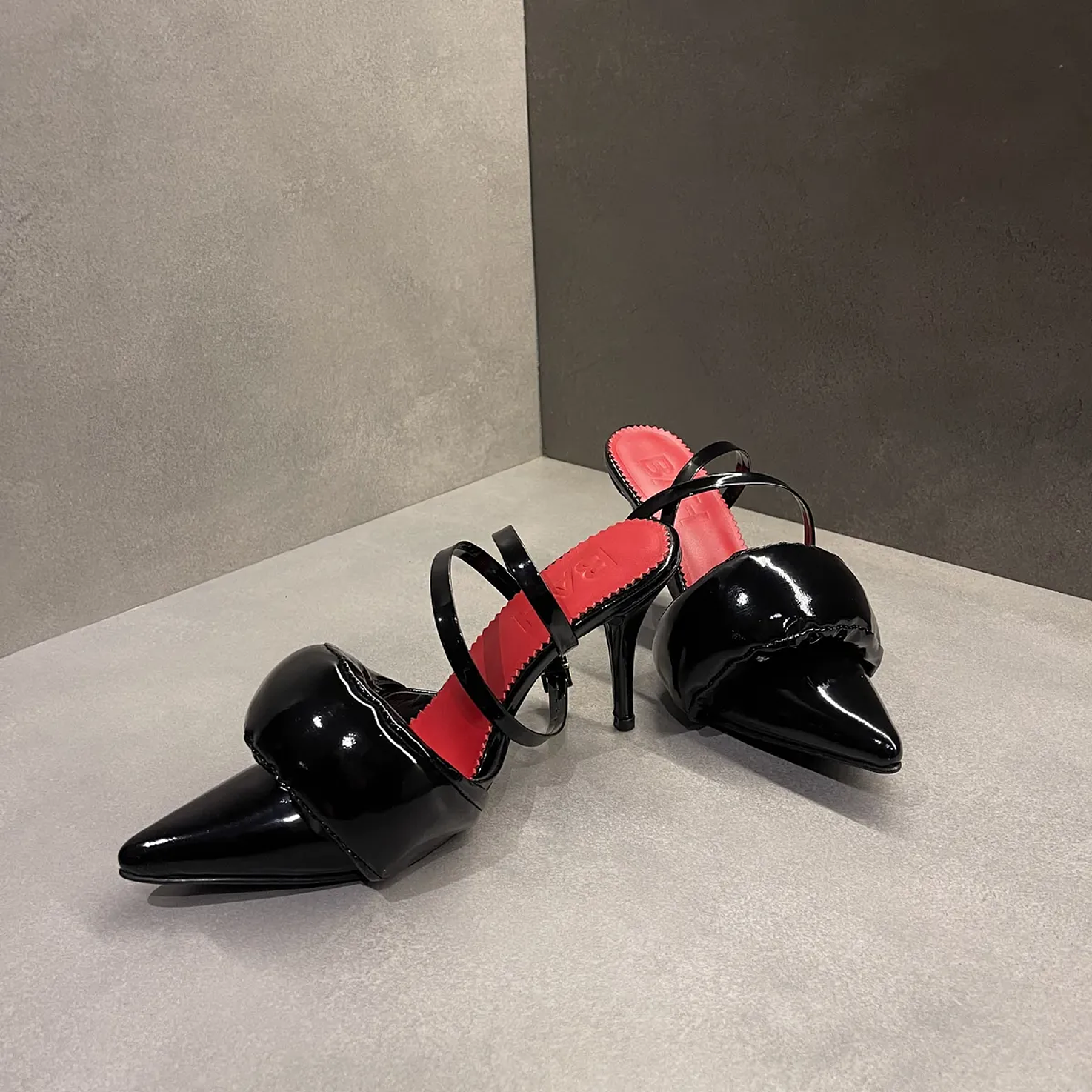 Zapatos De Tacón Strap Destalonado Negro Charol 4