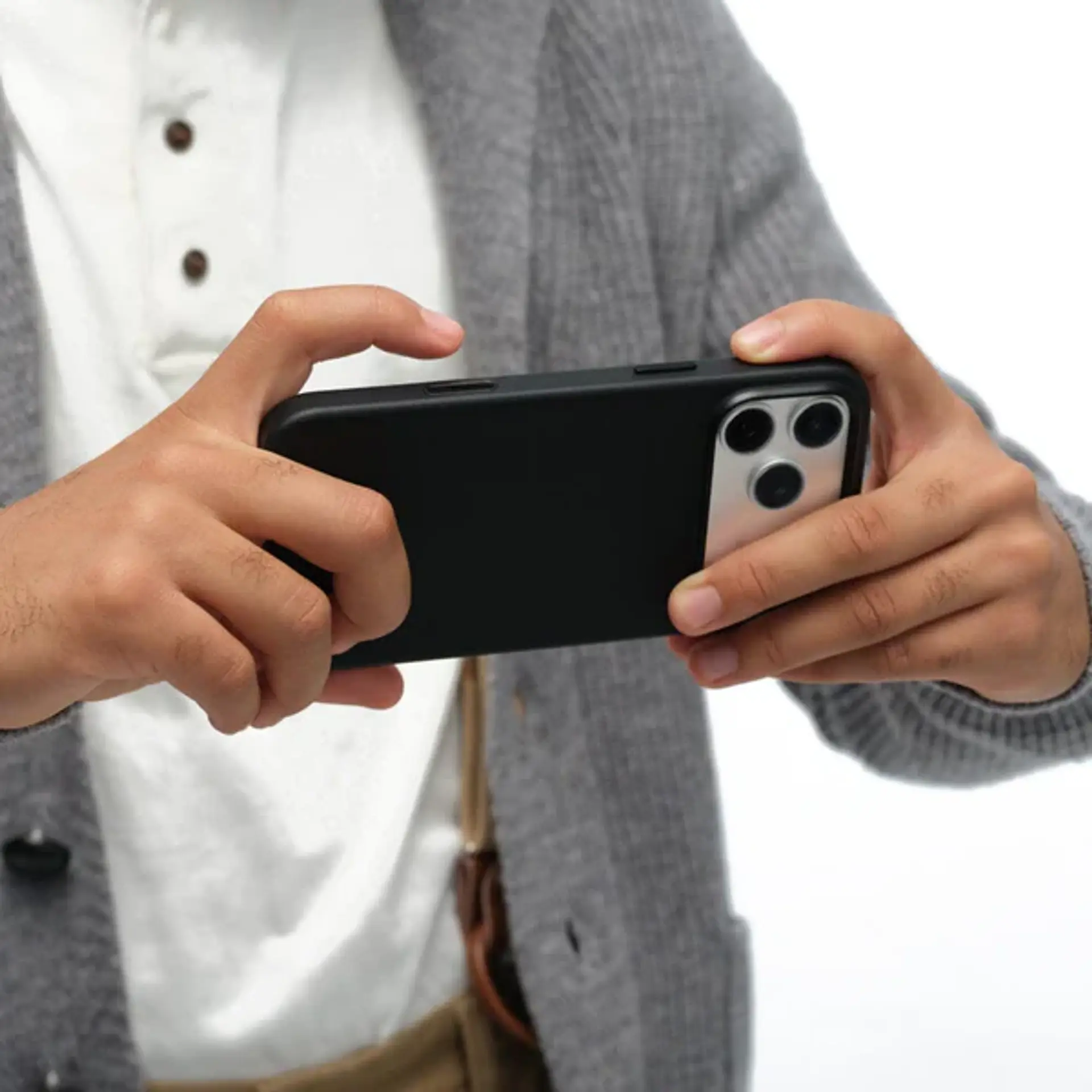 Carcasa MOFT Snap Cuero para iPhone 17 Pro Max  2
