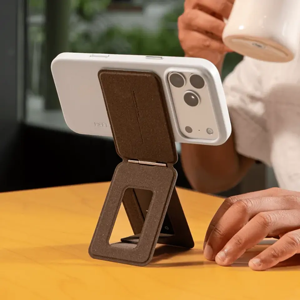 Soporte MOFT Snap Tripod Coffee Bio Leather Magnético 3