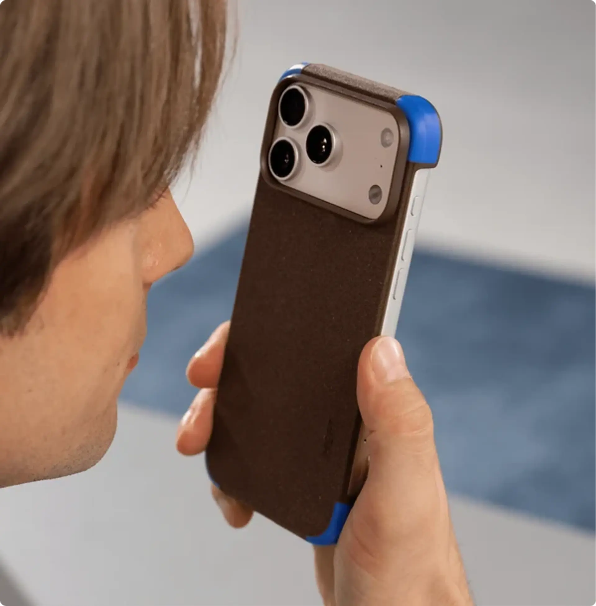 Carcasa MOFT Frame para iPhone 18 Pro Max / 17 Pro Max – Coffee Brown x Sapphire 4