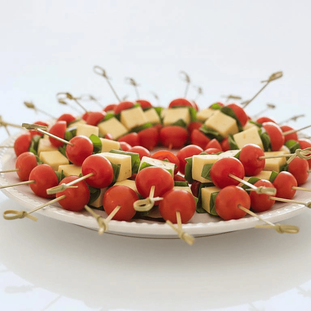 Brochetas de tomate cherry, queso mantecoso y albahaca 2