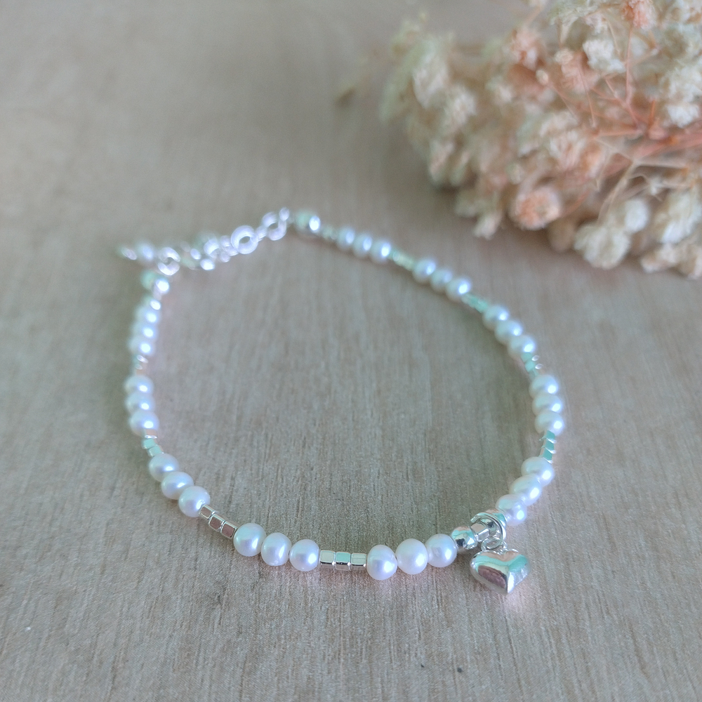 Pulsera Mostacillas de plata y perlas de rio.