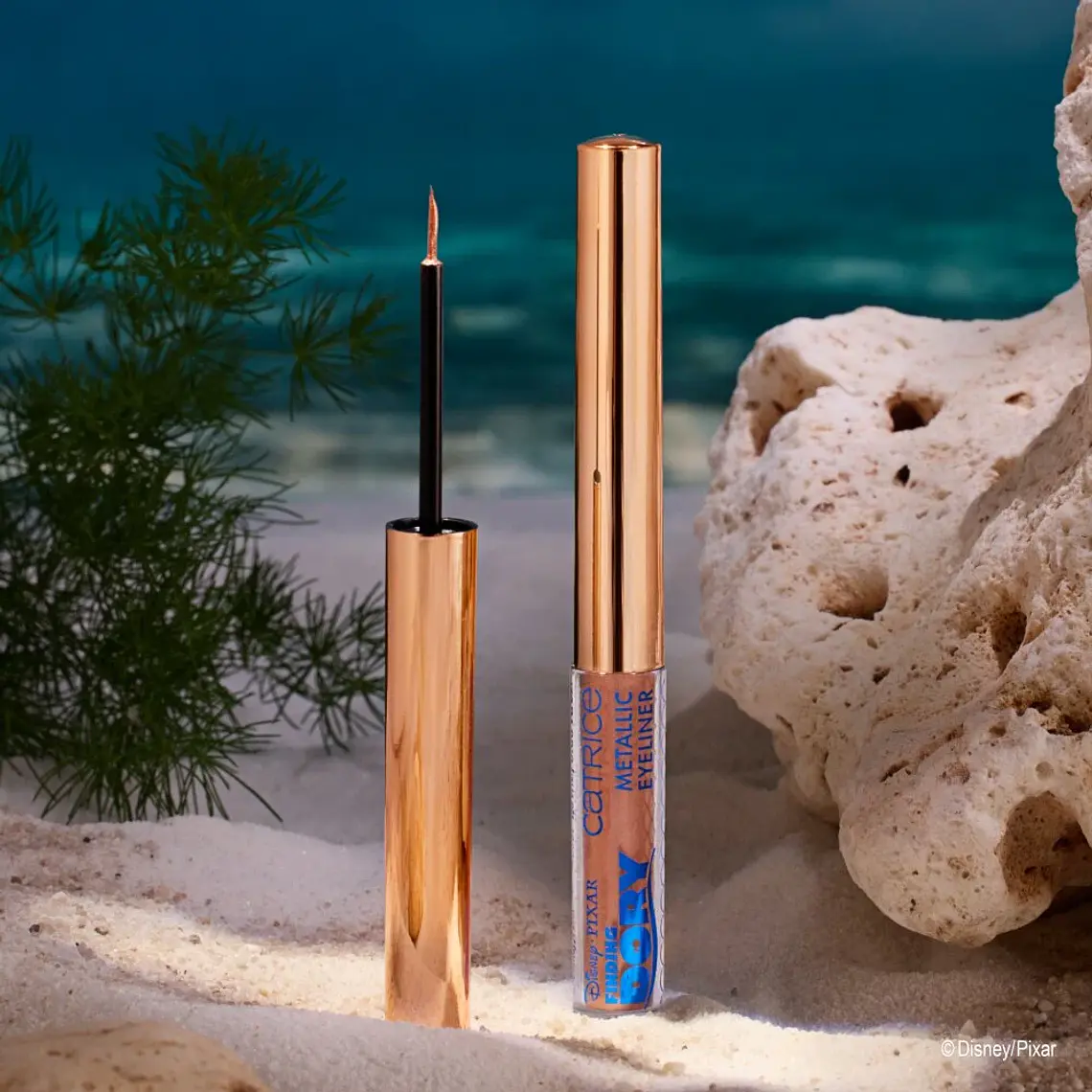 Delineador Metálico Finding Dory De Disney Pixar 02 - CATRICE 4