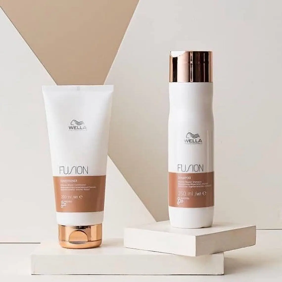 Pack Fusion Sha 250 ML + Acond 200 ML Oil Reflections + Secador de Cabello  - WELLA 4