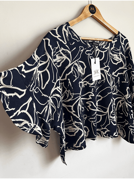 Blusa Patty Azul Flores – Elegancia Holgada y Espalda de Impacto ✨ 3