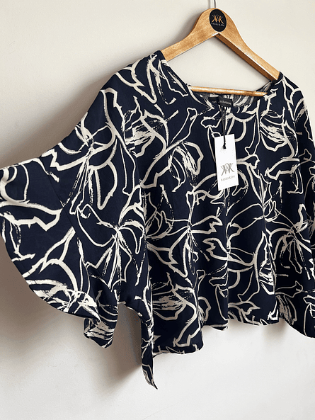 Blusa Patty Azul Flores – Elegancia Holgada y Espalda de Impacto ✨ 3