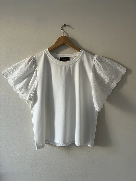 Polera Blanca Mujer de Broderie con Mangas Mariposa  2