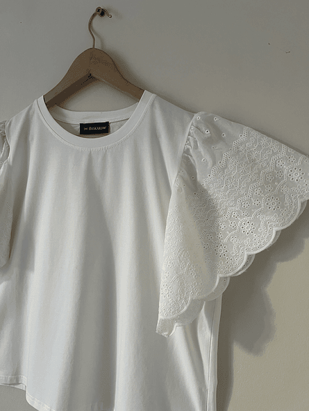 Polera blanca Broderie Mujer – Algodón Básico con Mangas Mariposa 3