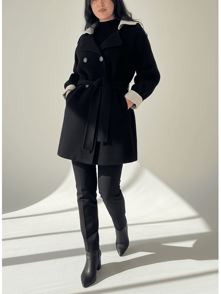 Abrigo Negro con Cuello Blanco Invierno 