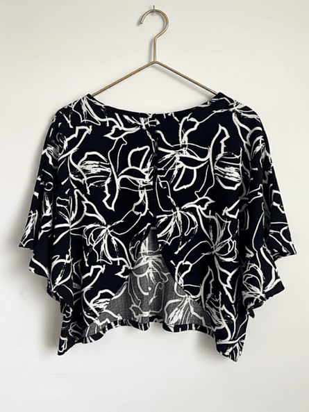 Blusa Patty Azul Flores – Elegancia Holgada y Espalda de Impacto ✨ 6