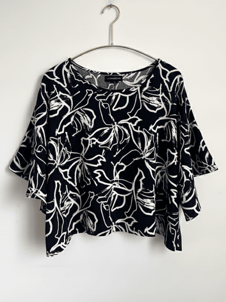 Blusa Patty Azul Flores – Elegancia Holgada y Espalda de Impacto ✨ 5