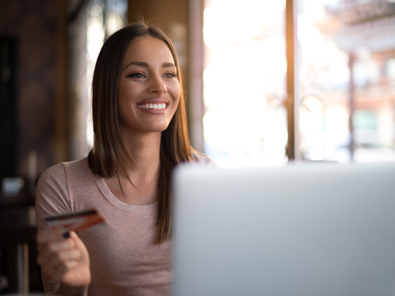 ¿Cómo comprar ropa de mujer por Internet? Guía 2026 para comprar con seguridad