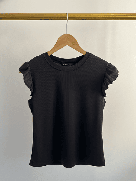 Polera Básica negra rib elastciada | Un esencial para el verano  4