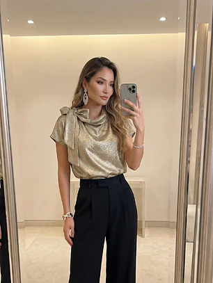 Blusa Dorada con Lazo Elegante | Carobaska