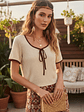 Polera Textured Ivy Beige con Vivo Burdeo - Carobaska - Miniatura 1
