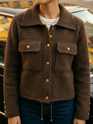 Chaqueta Café con Botones Dorados 