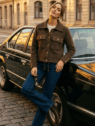 Chaqueta Café con Botones Dorados 