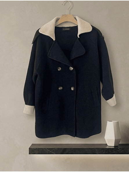 Abrigo Negro con Cuello Blanco Invierno 