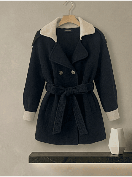 Abrigo Negro con Cuello Blanco Invierno 