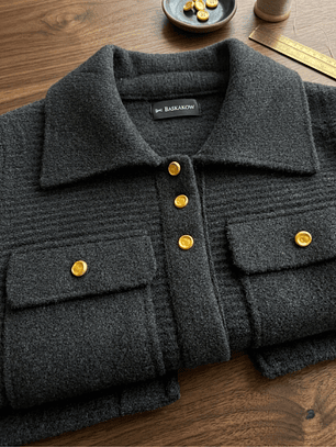 Chaqueta Negra con Botones Dorados 