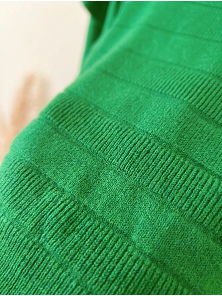 Sweater Crop Top Verde Vibrante con Vuelos en Hombros | Carobaska 6