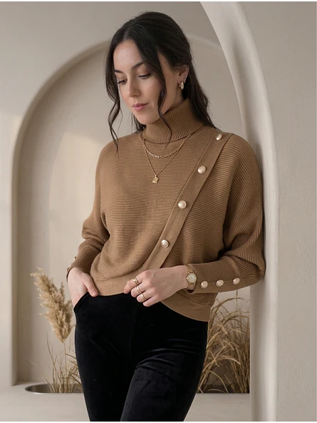 Sweater Beatle Mujer Beige Arena Manga Murciélago con Botones | Carobaska 1