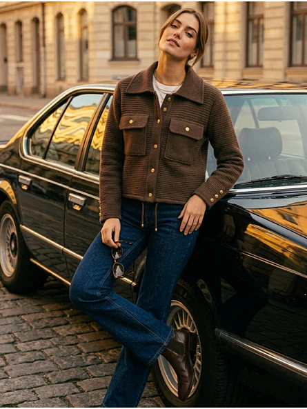 Chaqueta café chocolate mujer con botones dorados lanilla elasticada Carobaska Chile