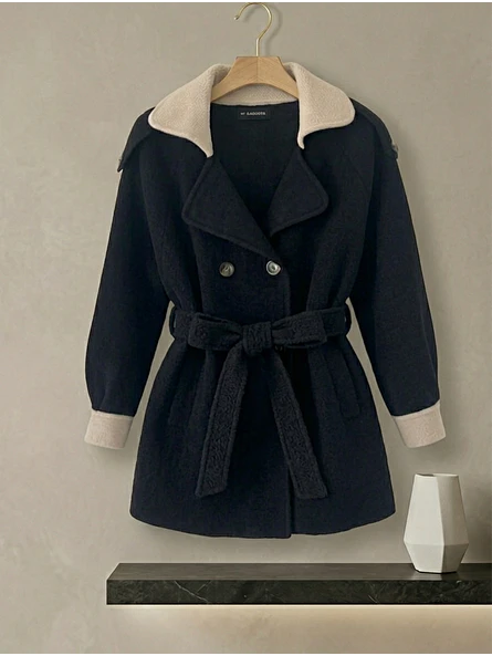 Abrigo Negro Mujer con Cuello Crema Elegante  3