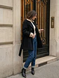 Abrigo Negro Mujer con Cuello Crema Elegante  - Miniatura 7