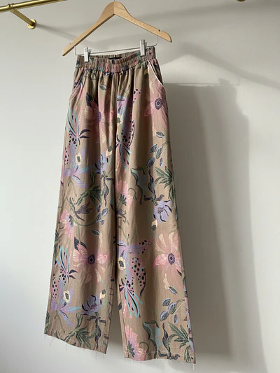 Pantalón Palazzo Mujer Beige con Flores Pastel Tiro Alto