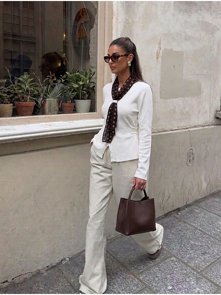 Sweater Crema con Pañuelo de Lunares  1