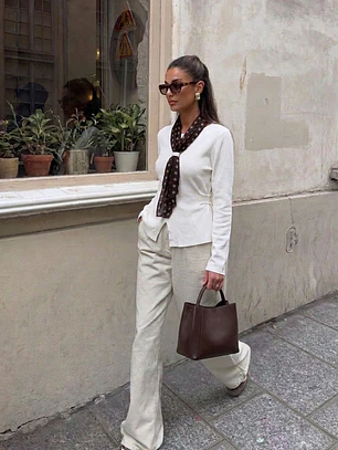 Sweater Crema con Pañuelo de Lunares 