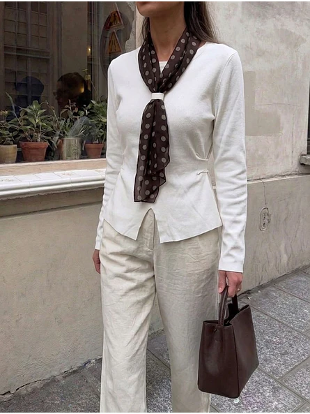 Sweater Crema con Pañuelo de Lunares  5