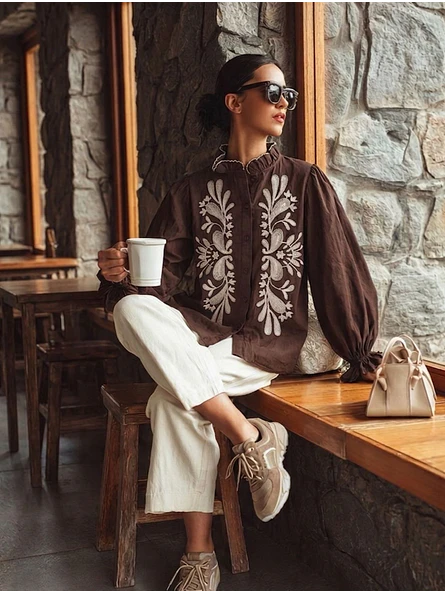 Blusa Café con Bordado Floral y Manga Abullonada 3