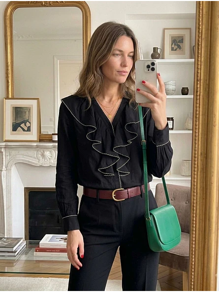 Blusa Negra con Volantes en Cascada y Ribete en Contraste 5