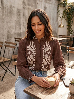Blusa Café con Bordado Floral y Manga Abullonada
