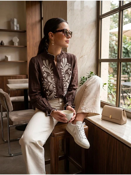 Blusa Café con Bordado Floral y Manga Abullonada 3