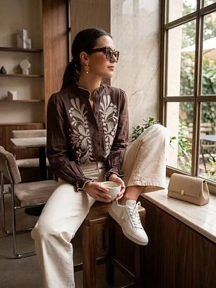 Blusa Café con Bordado Floral y Manga Abullonada