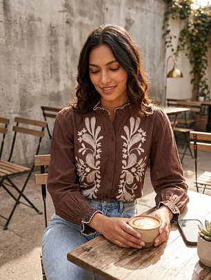 Blusa Café con Bordado Floral y Manga Abullonada