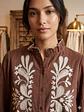 Blusa Café con Bordado Floral y Manga Abullonada - Miniatura 8