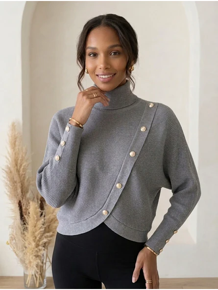 Sweater Gris Mujer de Tejido Punto Cuello Alto con Botones Dorados 7